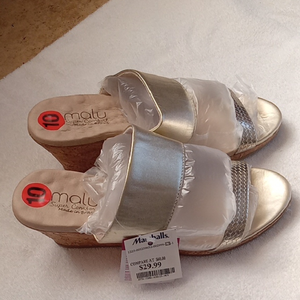 NWT Malu Super Comport Size 10 Womens  Leather Gold Sandals